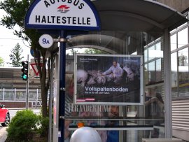 Abgewandelte ÖVP-Werbung: Landwirtschaftminister Totschnig sitzt in einem Schweinestall, <q>Vollspaltenboden – Das ist für die Leid-Kultur</q> steht unter dem Bild.