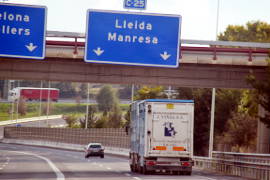 Kälbertransporter auf der Autobahn, unter einem Lleida-Ortsschild