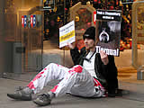 Spektakulärer Protest gegen den Pelzverkauf bei P&C