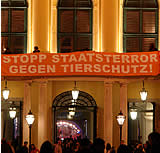 Transparent "Stopp Staatsterror gegen Tierschutz" am Schloss Schönbrunn