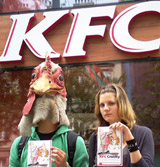 Kundgebung vor Kentucky Fried Chicken