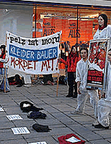 Tierschutzprozess-Angeklagte demonstrieren nach 50. Prozesstag vor Kleider Bauer
