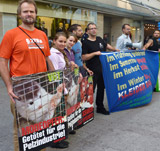 Tierschutzprozess-Angeklagte demonstrieren bei Modeschau von Kleider Bauer 