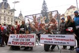 "Versuchskaninchen" am Grazer Hauptplatz fordern Transparenz bei Tierversuchen