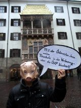 Aktivist_Innen fordern TIERSCHUTZ IN DIE VERFASSUNG vor Innsbruck's Wahrzeichen