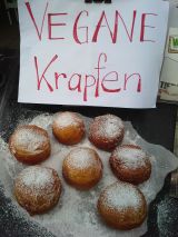 VGT-AktivistInnen verteilten hunderte Krapfen am Grazer Hauptplatz!