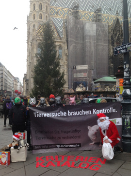 Als Tiere verkleidete AktivistInnen mit einem Protestbanner und dem Weihnachtsmann
