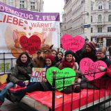 Gute Stimmung beim Anti-Pelz Love-In im Bett auf der Wiener Mariahilferstraße