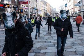 AktivistInnen mit Masken in der Mariahilfer Straße