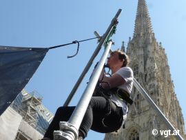 Aktivist hängt vor dem Stephansdom von einem Tripod