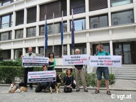 Peter Singer und AktivistInnen des VGT vor der Australischen Botschaft in Wien