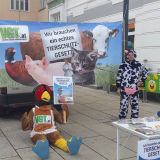 VGT-Protest mit 4 m Fasan am Bahnhofsplatz in St. Pölten für echtes Tierschutzgesetz