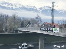 Transparent auf Autobahn-Brücke
