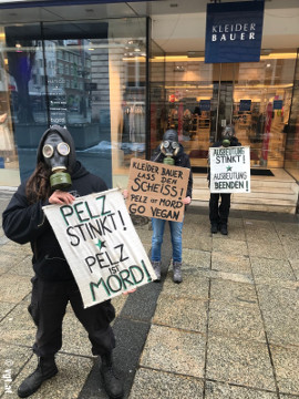 Aktivist_innen mit gasmasken: pelz stinkt