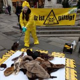 Aktivist_innen in Schutzanzügen entsorgen toxischen Pelz