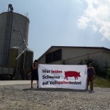 Trotz expliziter Morddrohung: VGT protestierte heute vor Vollspalten Schweinefabriken