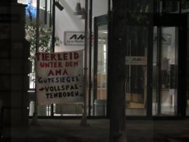 Protestbanner vor der AMA Zentrale in Wien
