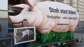 Aktivist_in und Schweineanhänger vor Landwirtschaftsministerium