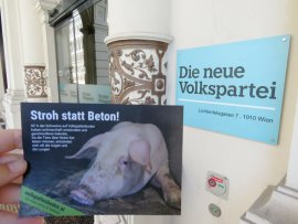 Schweineflugblatt vor dem Eingang des Volkspartei-Büros.