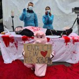 VGT-Aktion: für Mitgefühl mit Schweinen Ministerin Köstinger ein Herz transplantiert