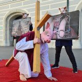 VGT-Aktion zu Ostern: der Leidensweg der Schweine als christlicher Kreuzweg