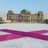 Riesiges Rosa Kreuz gegen Massentierhaltung vor dem Bundestag Berlin