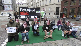 AktivistInnen mit Masken, sitzend auf Klomuscheln