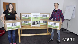 Aktivist_innen präsentieren die Kisten mit den Unterschriften
