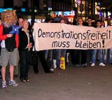 Demos für Demofreiheit vor Kleider Bauer