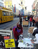 Linz: Demonstrationen gegen Pelzverkauf bei Kleider Bauer