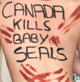Nackte blutrote Haut in der Wiener City gegen das Robbenschlachten in Kanada
