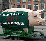 VGT mit Riesenschwein-Aufklärungsmobil "Grunzi" beim Klimagipfel in Kopenhagen