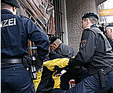 Innsbrucker Blockadeaktion – Tierschützerin erst nach 8 ½ Stunden freigelassen