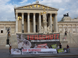 JETZT: VGT-Aktion mit zwei 6m-Dreibeinen gegen Tierversuche vor Parlament