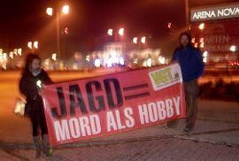 Aktivist_innen mit Banner vor einer der beiden Einfahrten zum Jgerball