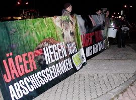 Einige Aktivist_innen mit Anti-Jagd-Bannern