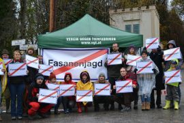 Anti-Fasanjagd-Aktivistinen vor einem VGT-Zelt