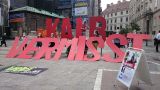Weltmilchtag: "Kalb vermisst" in 2 m großen Buchstaben am Stephansplatz in Wien