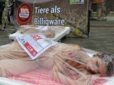 Nackte Menschen als Delikatessen in Fleischtassen am Stephansplatz