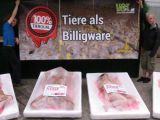 Nackte Menschen als Delikatessen in Fleischtassen an der Hauptstraße in Eisenstadt