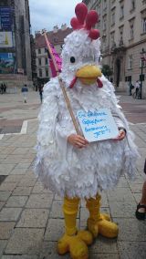 Fotos zur freien Verwendung: Kampagnen-Huhn besucht Wien am 19. Tag der Europa-Tour