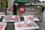 Nackte Menschen als Delikatessen in Fleischtassen am Platzl in Salzburg