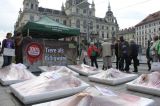 Nackte Menschen als Delikatessen in Fleischtassen in Graz am Hauptplatz