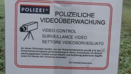 Schild mit Hinweis auf polizeiliche Videoüberwachung