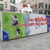 Große Milchpackung auf der Wiener Mariahilferstraße klärt über Schicksal der Milchkühe auf