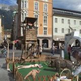 VGT-Aktion: Jagdgehege in der Innsbrucker Innenstadt, nackte AktivistInnen als Opfer