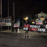 VGT-Demo gegen Aussetzen von Zuchtfasanen vor Liechtenstein-Schloss Wilfersdorf