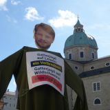 VGT demonstriert mit 4 m Mayr-Melnhof Großpuppe in Salzburg gegen Gatterjagd