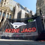 Protest am Wiener Stephansplatz mit 6m-Dreibein und Riesentransparent gegen Gatterjagd