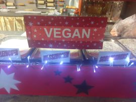 Weihnachtsmarkt Esensangebot mit vegan-Kennzeichnung